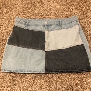 A denim blocking skirt